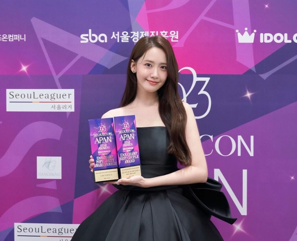 Yoona receving an award