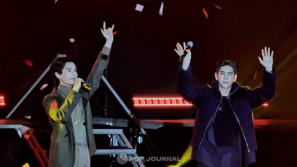 jimmy and sea bidding farewell to fans during the last twilight fanmeeting in manila