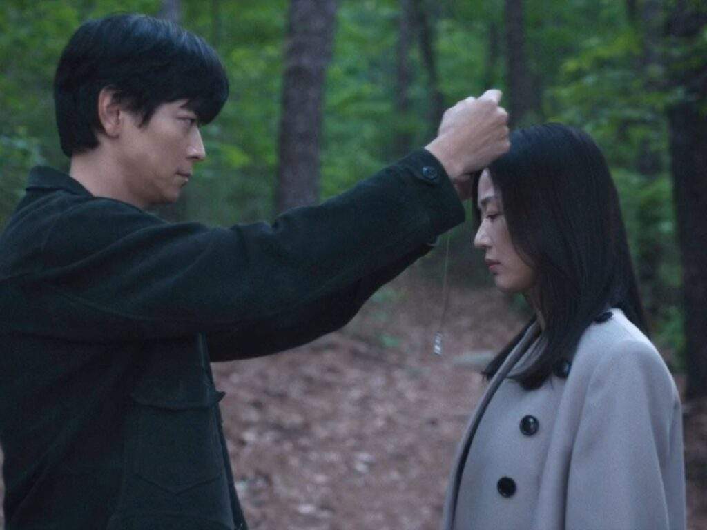 Sanho gives Munju the St. Anthony necklace tempest episode 2