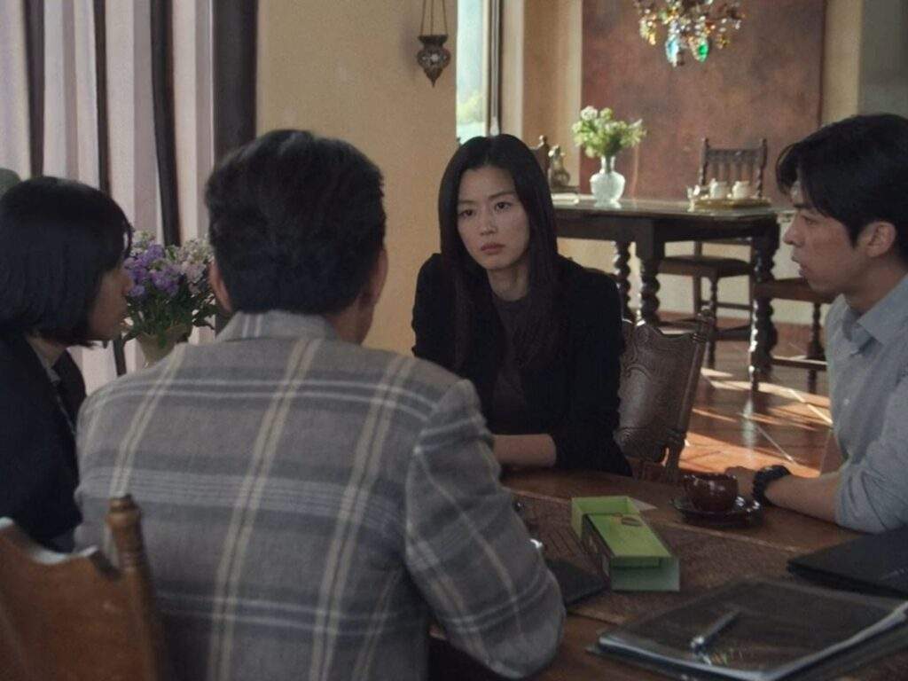 Tempest episode 7 Munju's team meets with a lawyer from Argentina who worked for Junik