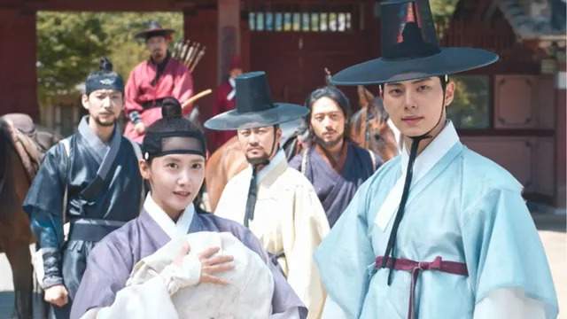 Ji-Yeong and Lee Heon arrives on time at the palace for the battle