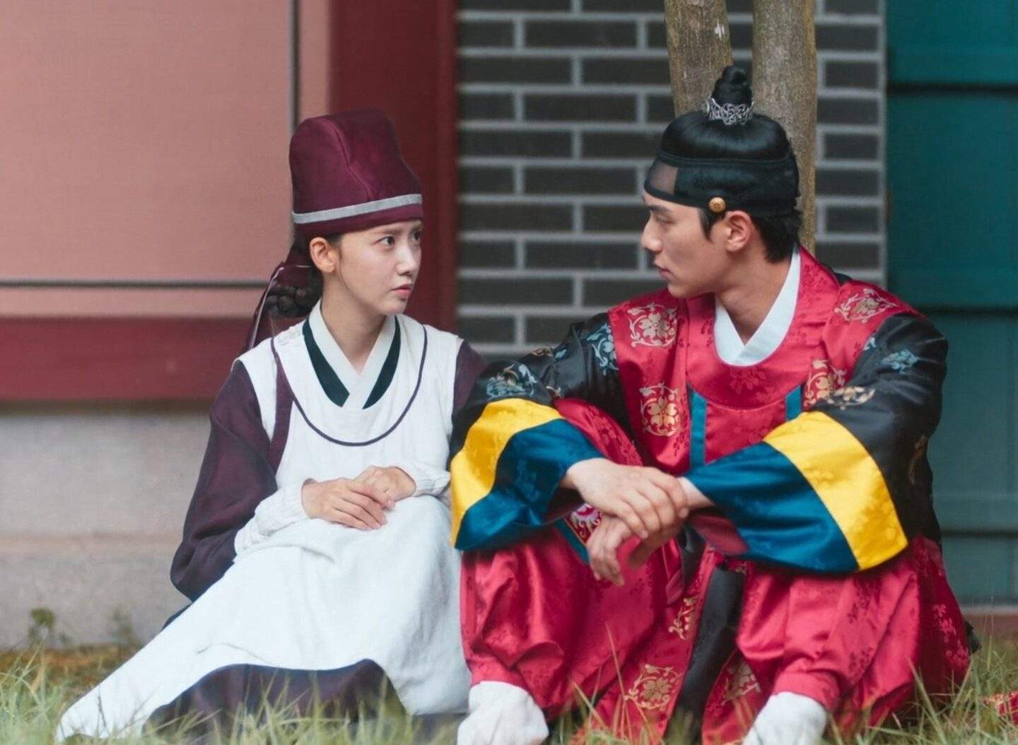 Ji-Yeong and Lee Heon sitting next to each other while talking in Bon Appetit episode 11