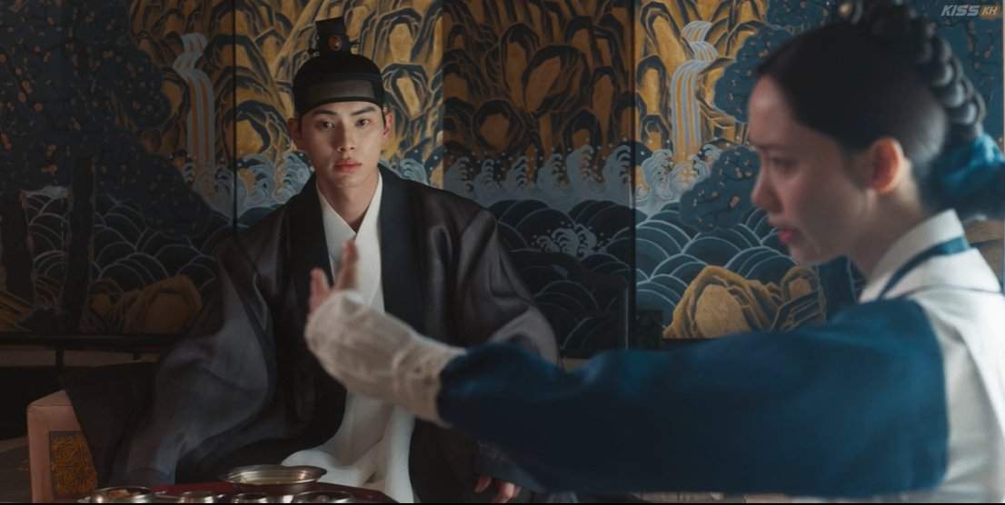 Ji-Yeong explaing the kiss to the king in Bon Appetit Episode 5