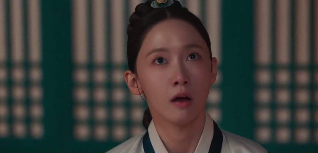 Ji-Yeong looking at the sky in Bon Appetit Episode 5