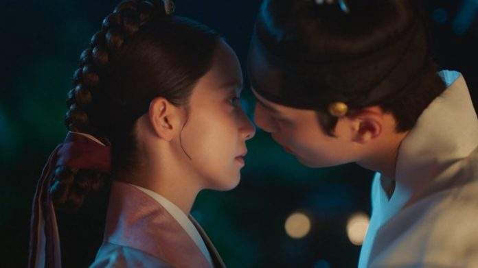King Lee Heon about to kiss Ji-Yeong in Bon Appetit Your Majesty