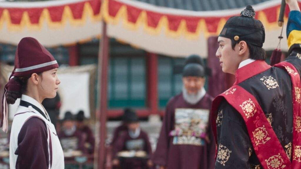 King Lee Heon and Ji-Yeong facing each other as the King tries to wield a sword in Bon Appetit Your Majesty episode 11