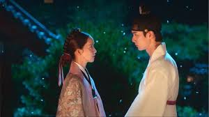 King Lee Heon and Ji-Yeong facing each other under the moonlight
