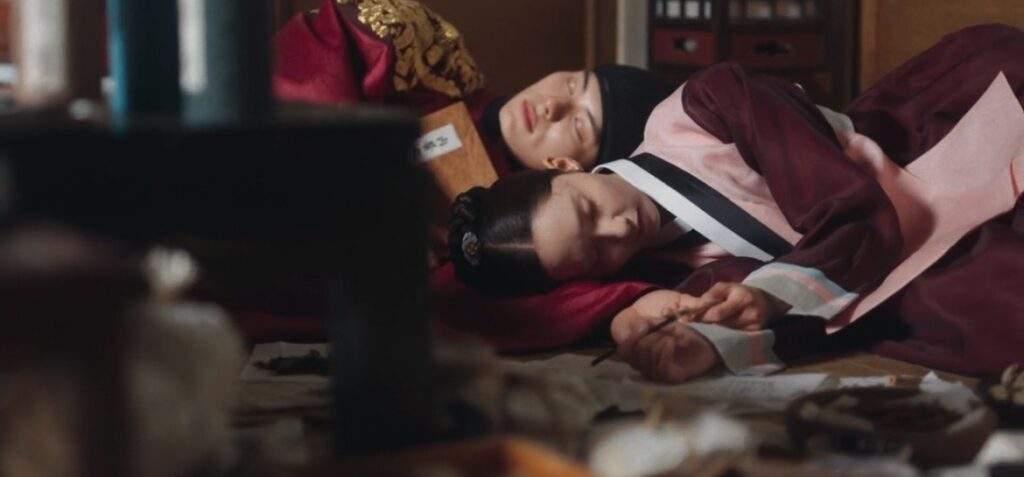 King Lee Heon and Ji-Yeong laying down next to each other
