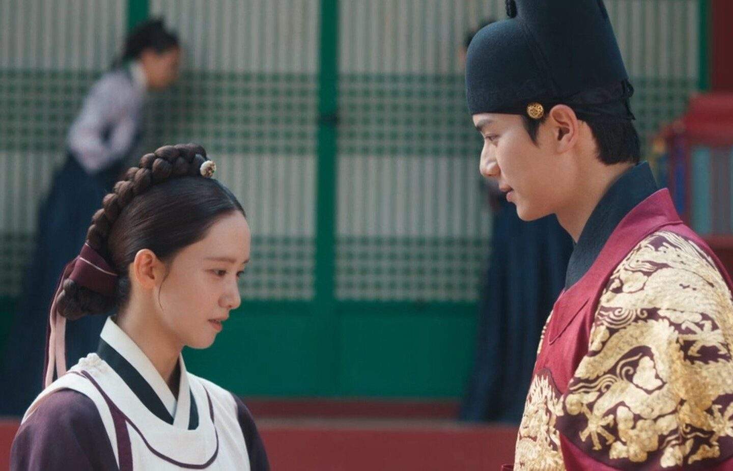 King Lee Heon and Ji-Yeong talking outside the palace