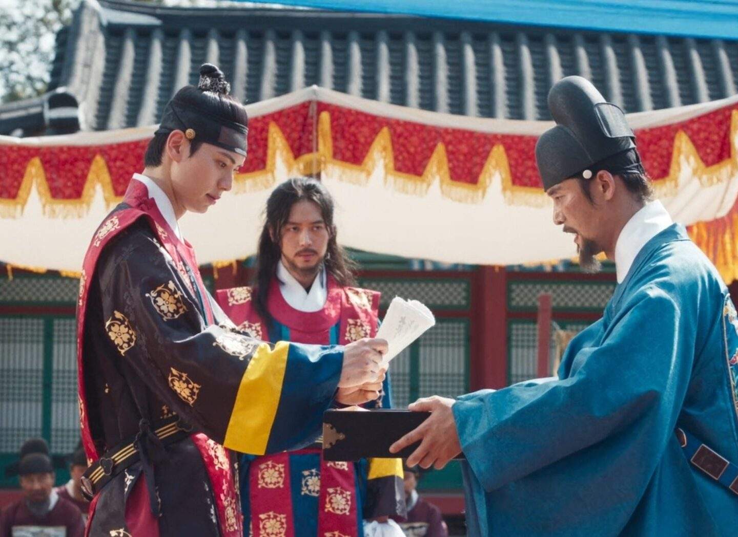 King Lee Heon holding the draft about his mother's death in Bon Appetit Your Majesty episode 11