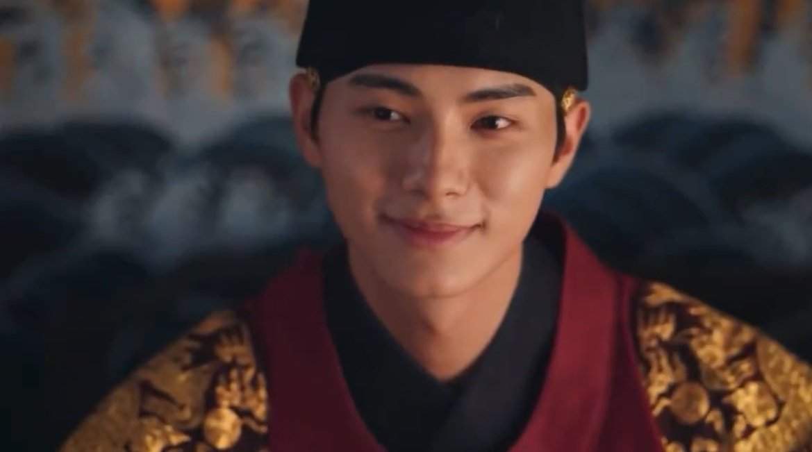 King Lee Heon smiling as he looks at Ji-yeong in Bon Appetit Your Majesty episode 11