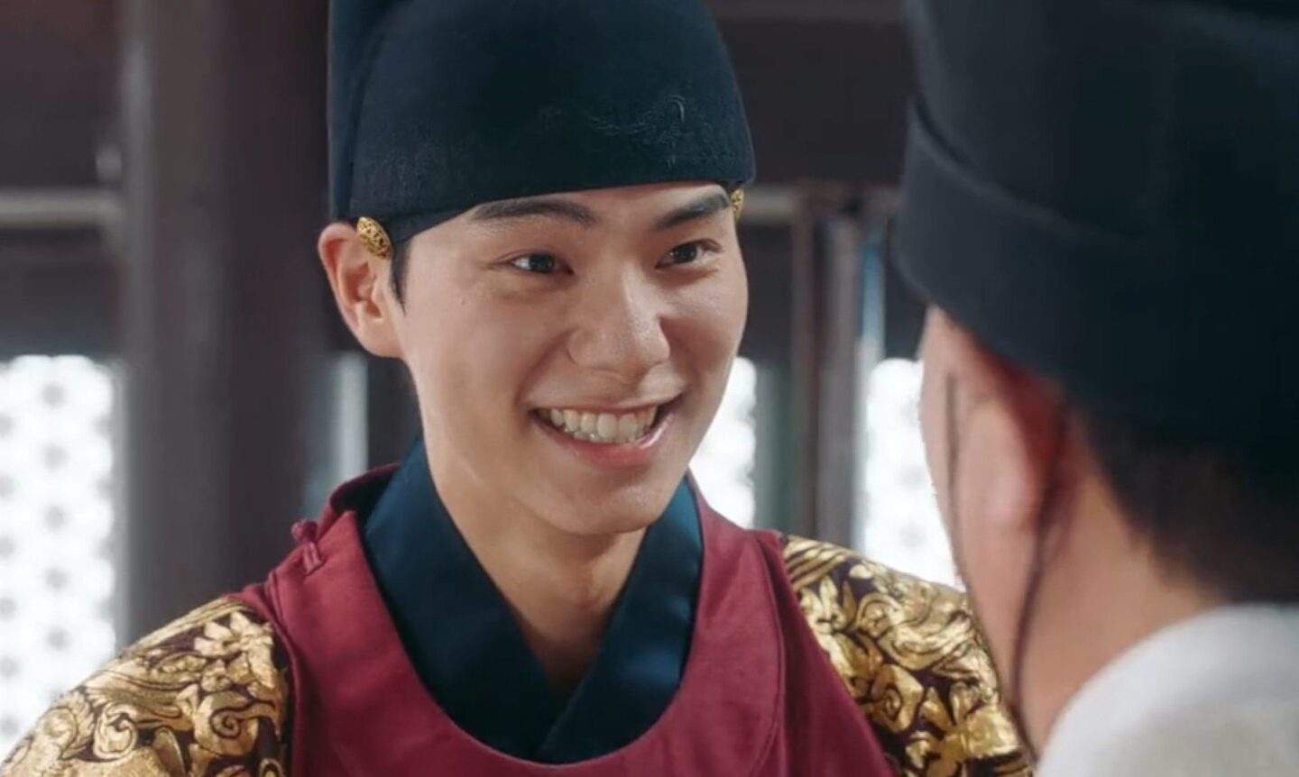 King Lee Heon smiling in Bon Appetit Your Majesty episode 9