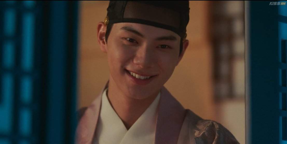 Lee Heon looking at-Ji-Yeong from his window in Bon Appetit Episode 5