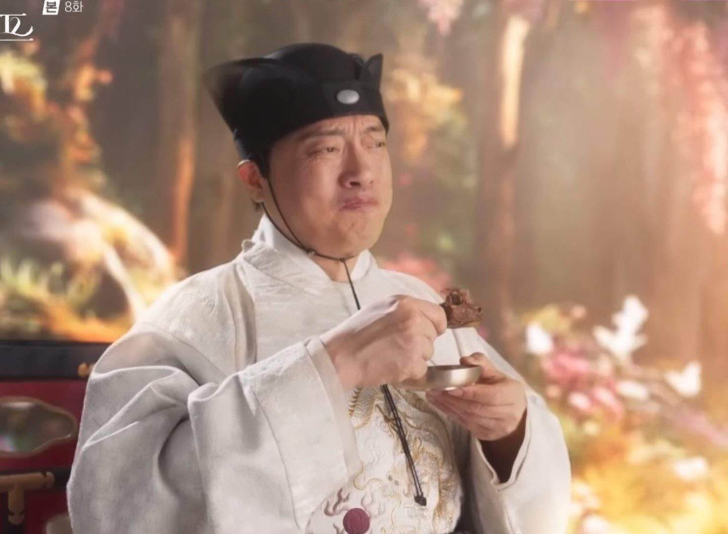 The Ming Dyansty head anvoy tasting the food from the cooking battle