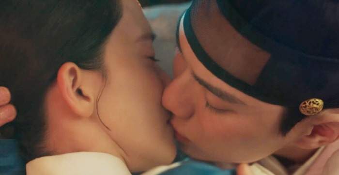 Drunk King, Lee Heon, kisses Ji-Yeong in Bon Appetit Episode 4