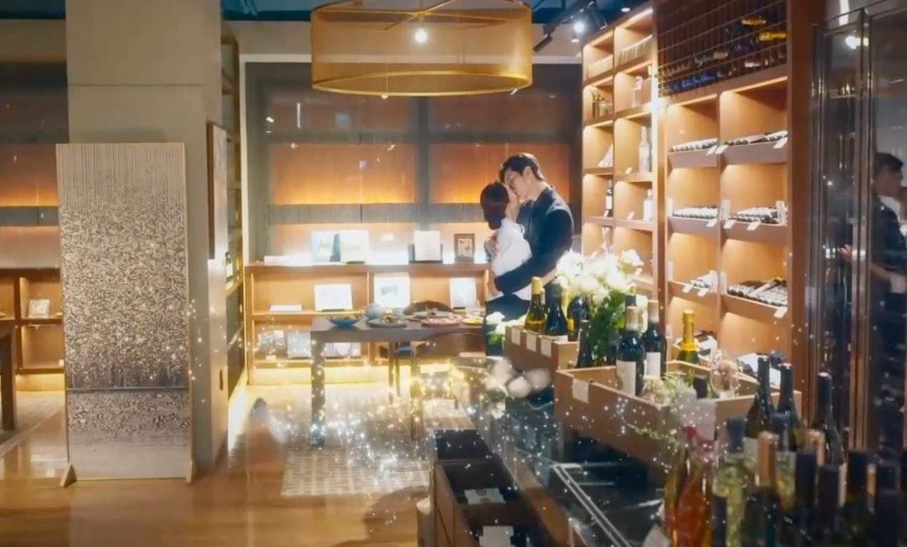 Ji-Yeong and King Lee Heon kissing in the future in Bon Appetit Your Majesty episode 12