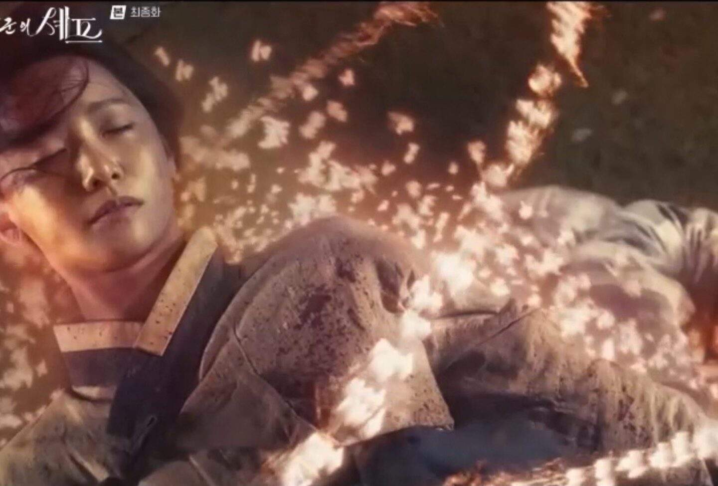 Ji-Yeong going back to the future unconcious in Bon Appetit Your Majesty Episode 12