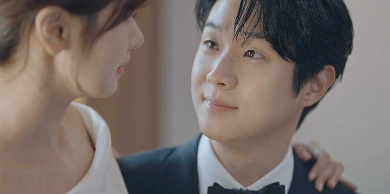 Kim Woo-Ju looking at Yoo Meri in Episode 4 of Would You Marry Me