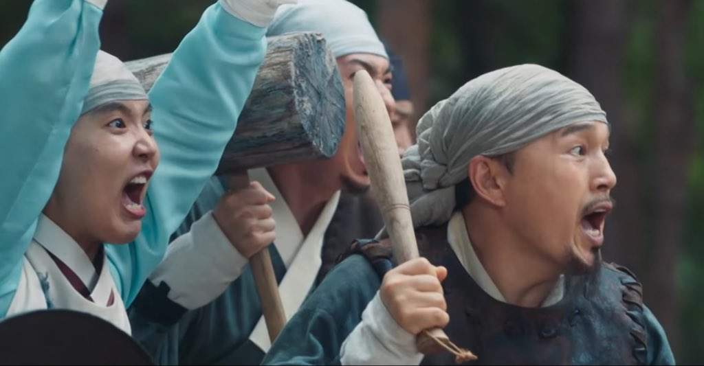 The Cooks from the Palace trying to fight in Bon Appetit Your Majesty Episode 12