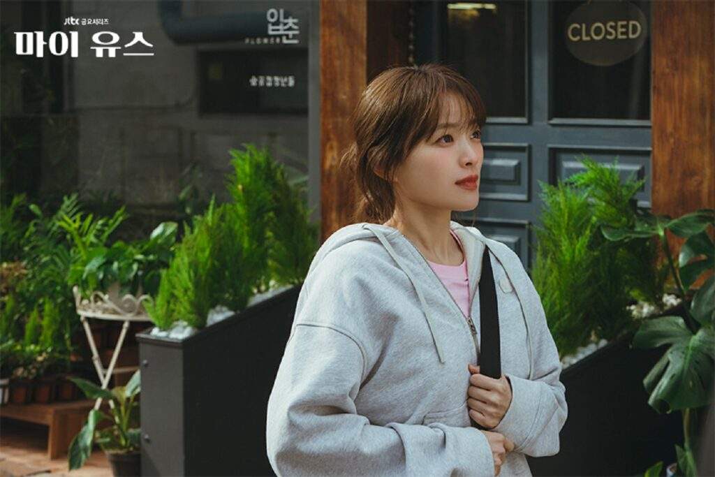 In My Youth episode 6, Chun Woo-hee confesses that she also likes Song Joong-ki