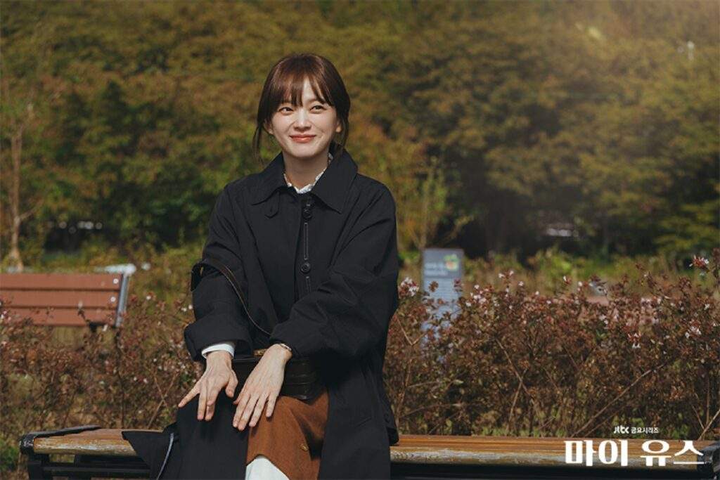 My Youth episode 7 shows Chun Woo-hee wait for Song Joong-ki at the park