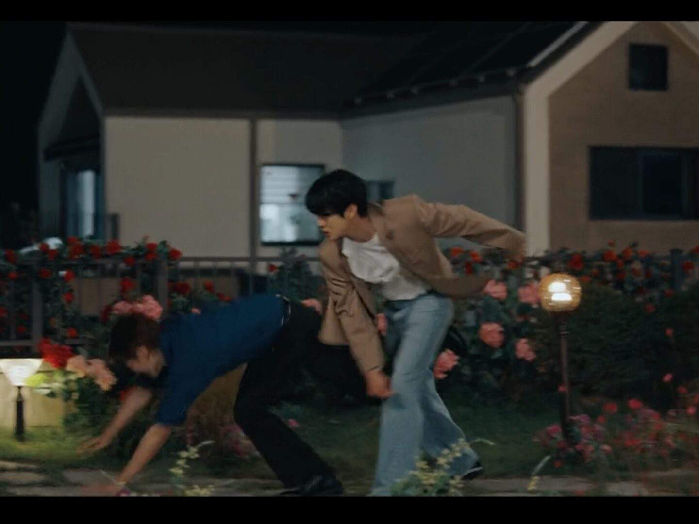 Woo-Ju punches Kim Woo-Ju at Meri's house in Episode 9