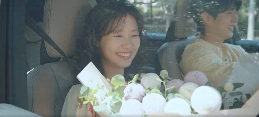 Yoo Meri holding flowers from Woo-Ju in Would You Marry Me episode 7