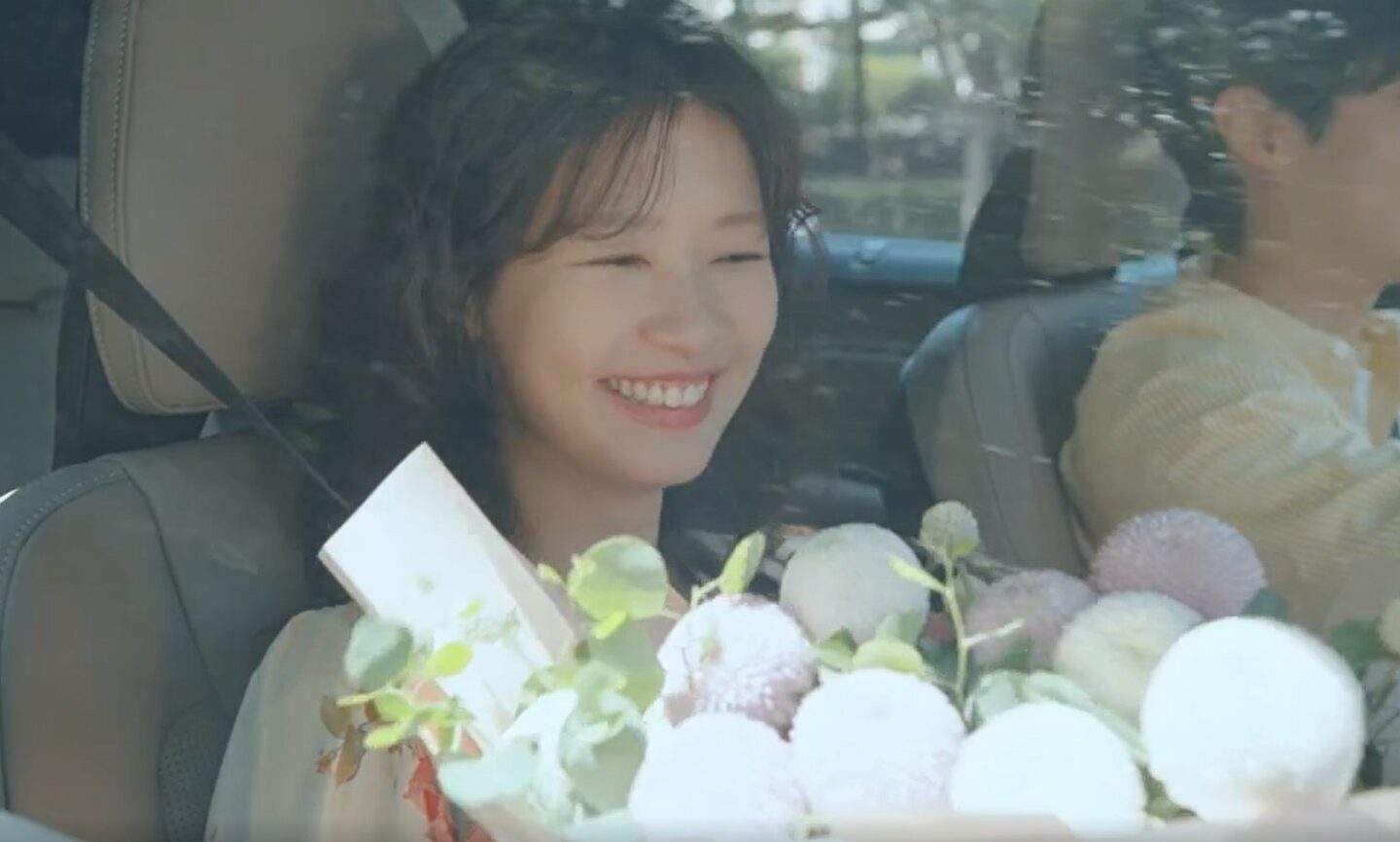 Yoo Meri holding flowers from Woo-Ju in Would You Marry Me episode 7