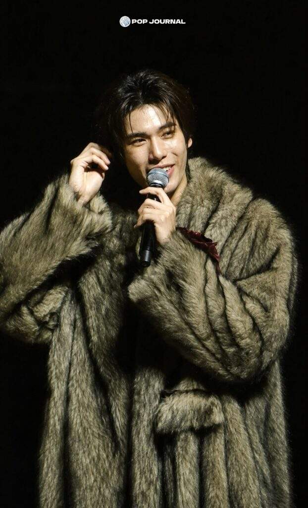 Phuwin Tangsakyuen serenading Manila fans